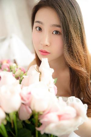 中午妈妈在厨房做饭