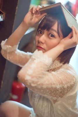 年轻的女孩在办公室推荐香水