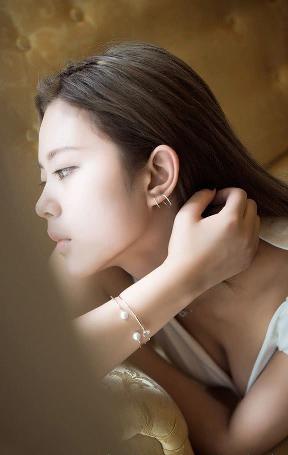 老婆出差闺蜜来家住几天