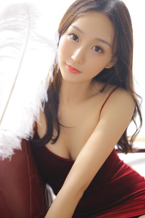 年轻的女孩在办公室推荐香水