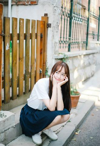 年轻漂亮的女士护士内衣