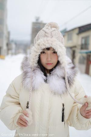 中午妈妈在厨房做饭