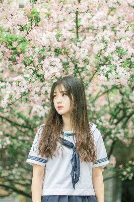 年轻漂亮的女士护士内衣